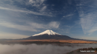 霧の山中湖。上は快晴