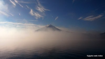 朝靄と冠雪の富士山